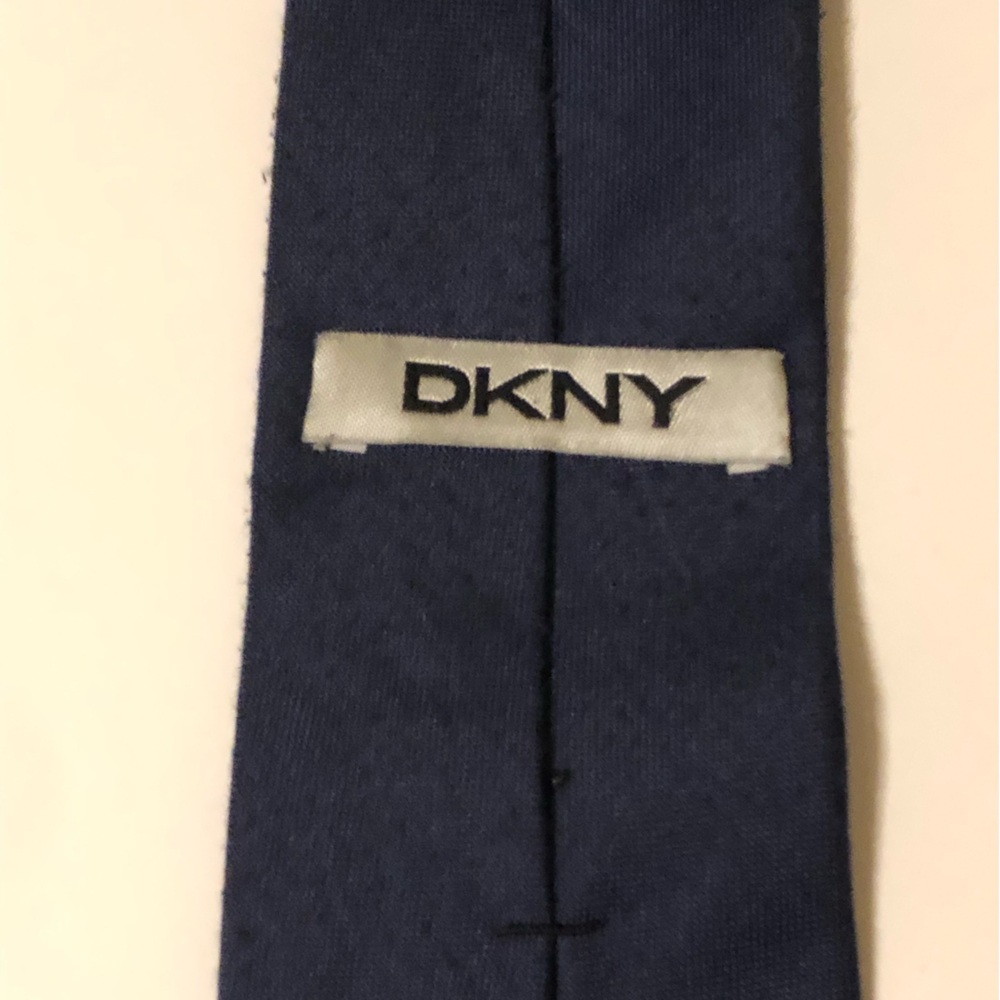 DKNY Men's Authentic Solid Navy Blue Silk Tie RN#-121148 39%silk 61% Polyester